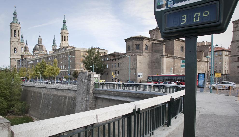 Un termómetro con 30 grados en Zaragoza