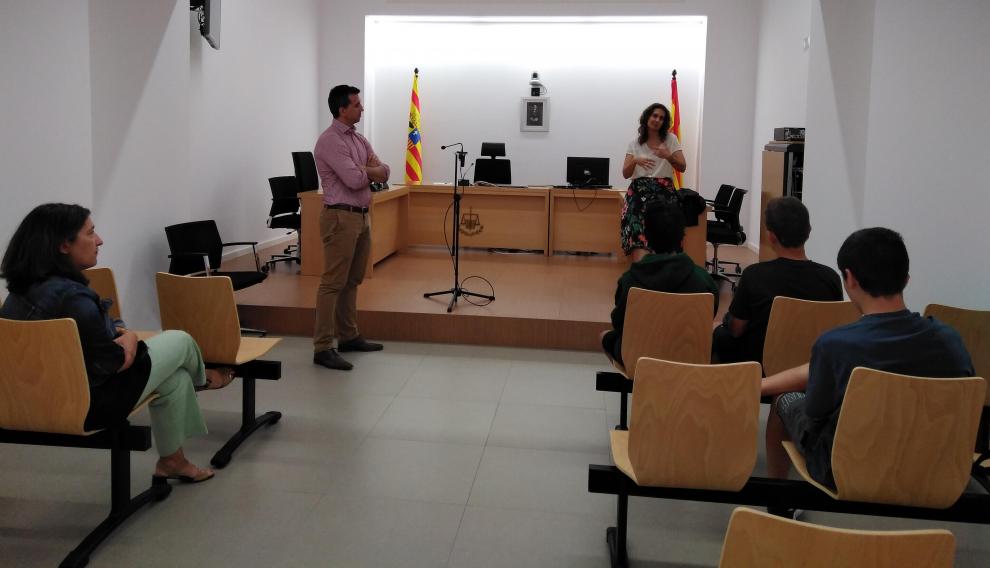 En la sala de juicios