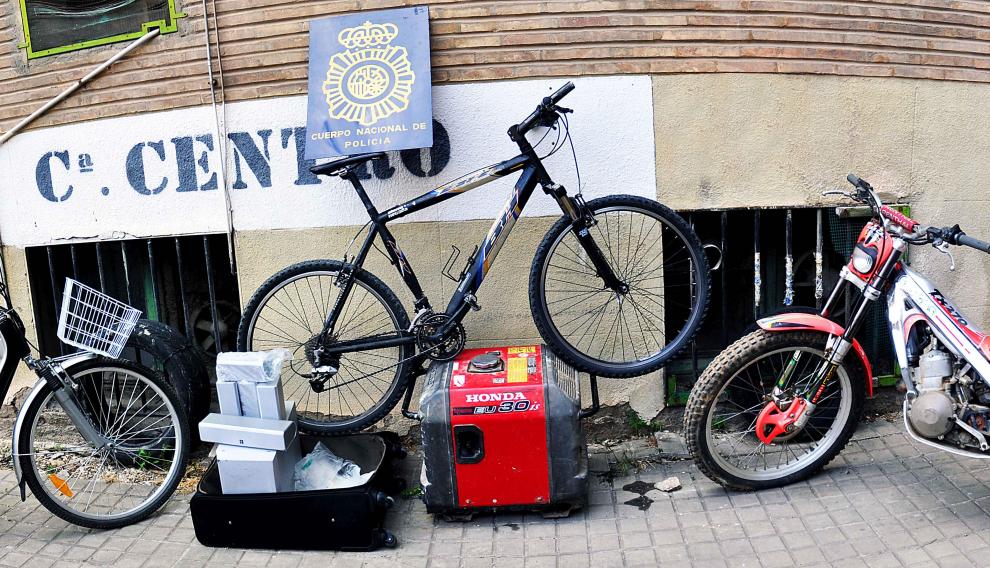 Se incautó una motocicleta, una bicicleta eléctrica y un patinete eléctrico.