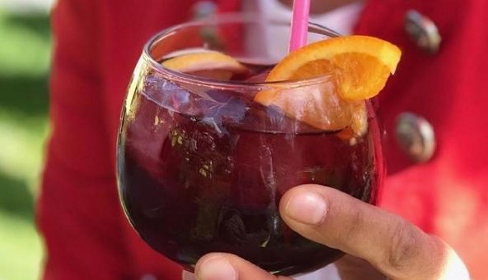Tomando sangría Carmines en una copa de balón.