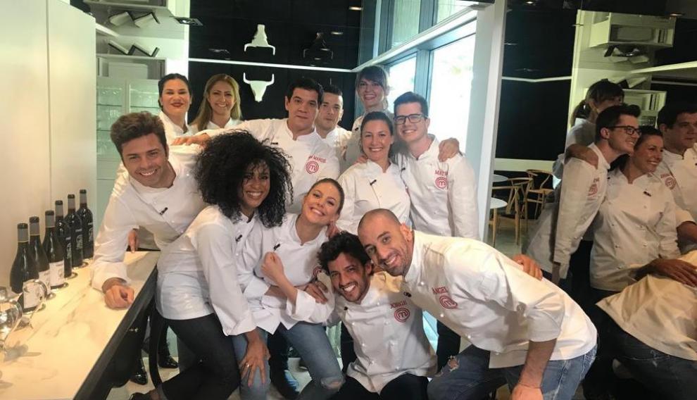 Mateo Sierra con los otros 11 duelistas que reunió Masterchef para una de las pruebas finales de esta edición.