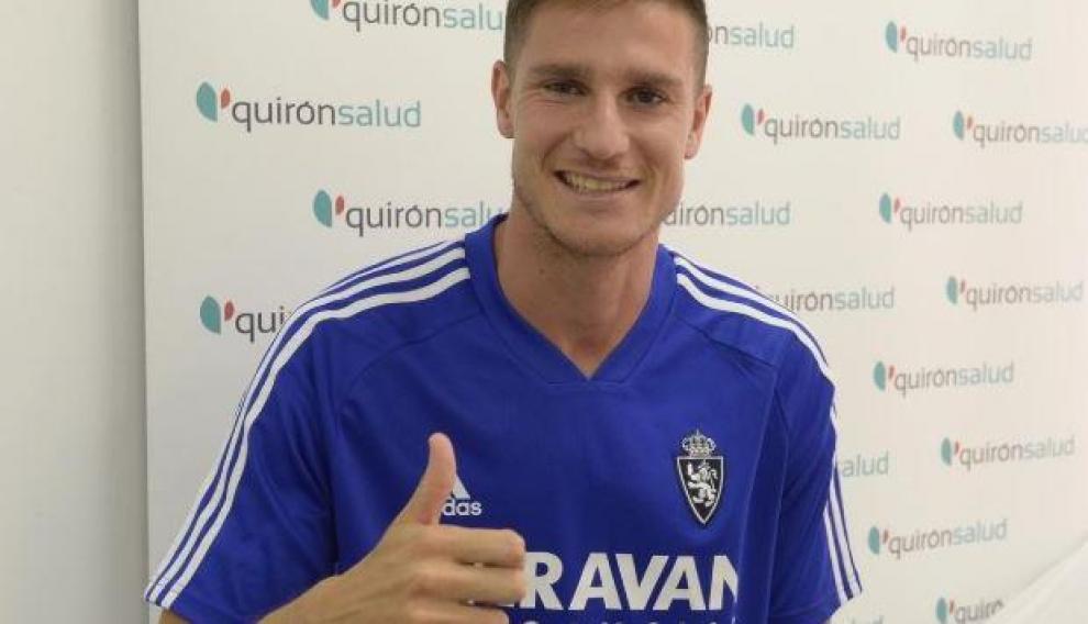 Carlos Vigaray, el nuevo lateral derecho del Real Zaragoza, este viernes tras pasar el reconocimiento médico previo a su firma del contrato con el club aragonés.
