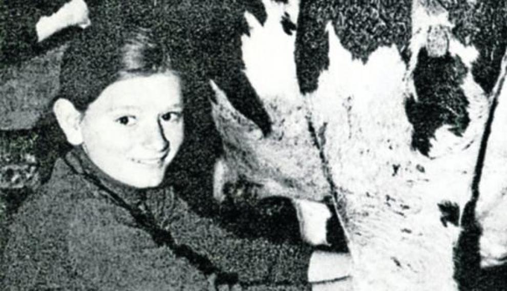 Rosalía ordeña una vaca con 12 años de edad.