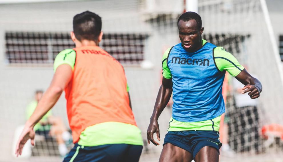 Raphael Dwamena, en un entrenamiento del Levante.
