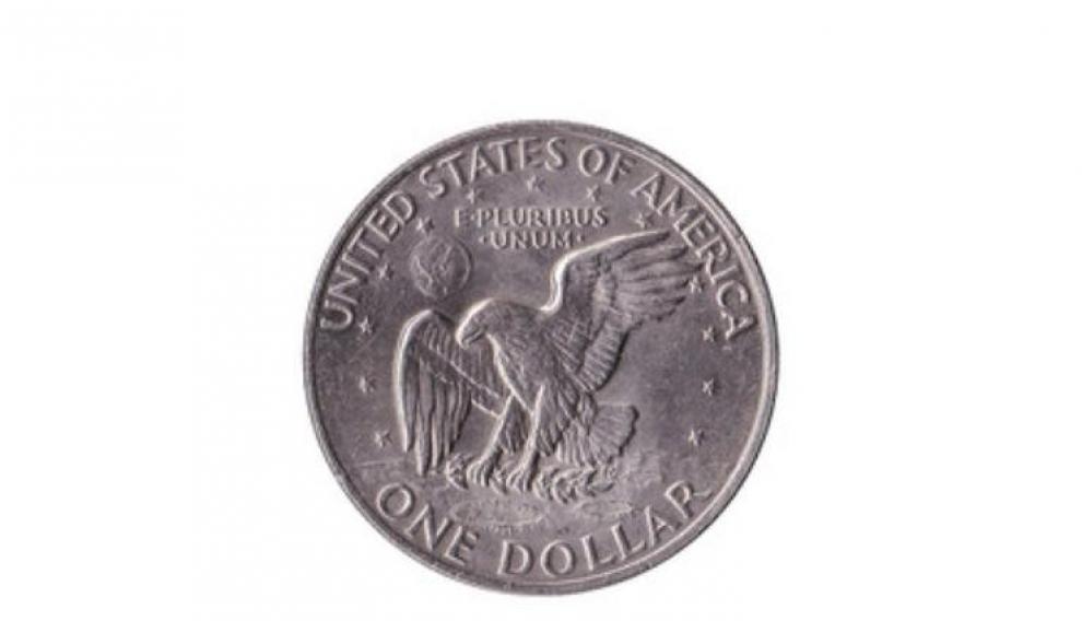 Moneda de un dólar estadounidense con el águila posándose sobre la Luna.