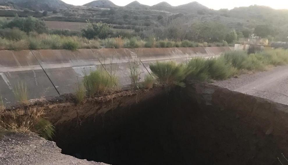 La filtración de agua ha causado un enorme socavón en el camino que discurre paralelo al canal.