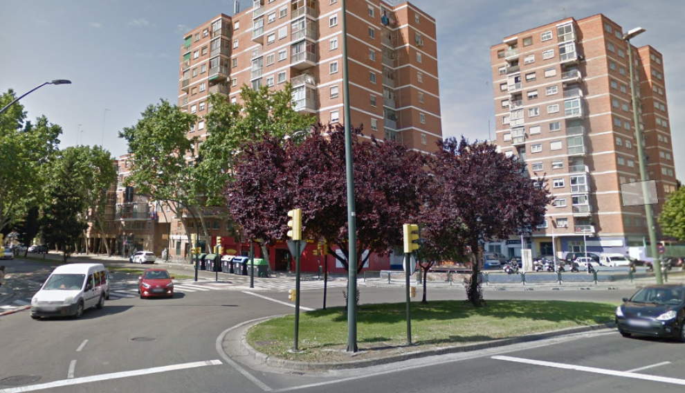Lugar en el que se ha producido el choque, en el cruce de las avenidas San Juan de la Peña y Alcalde Caballero.
