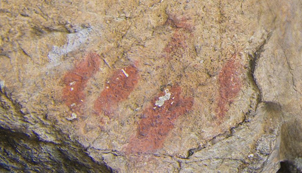 Primer planto de las cinco dedadas (manchas hechas con los dedos) de color rojizo que forman el conjunto descubierto en la foz de Sigüés.