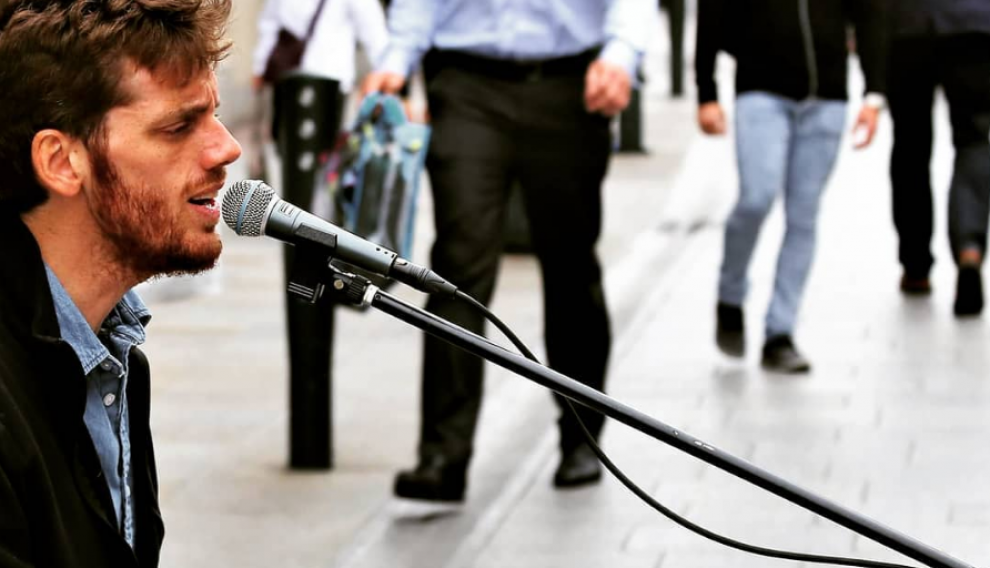 El pianista zaragozano Andrés S. Macnamara tocando en la calle en Dublín