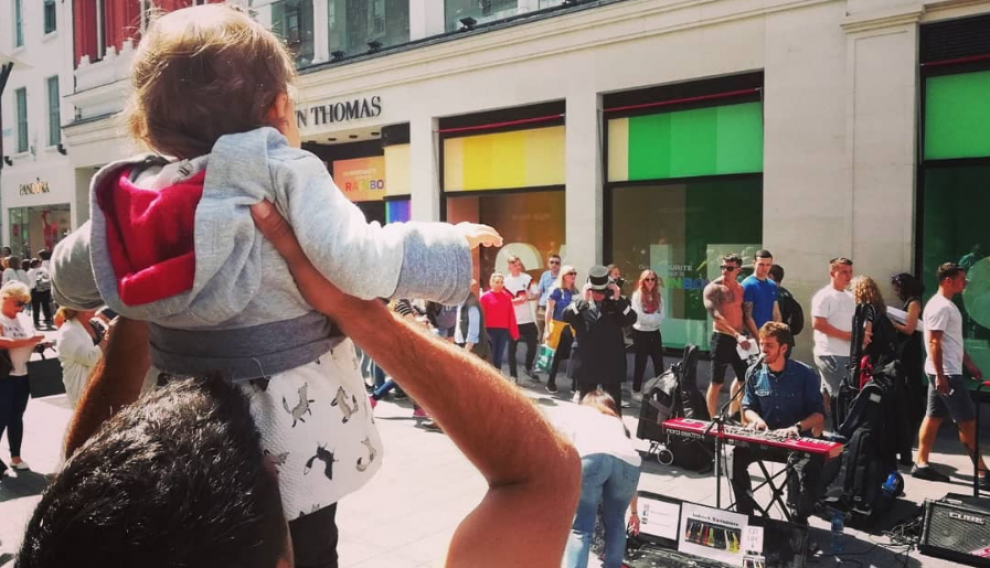 Andrés S. Macnamara tocando en las calles de Dublín