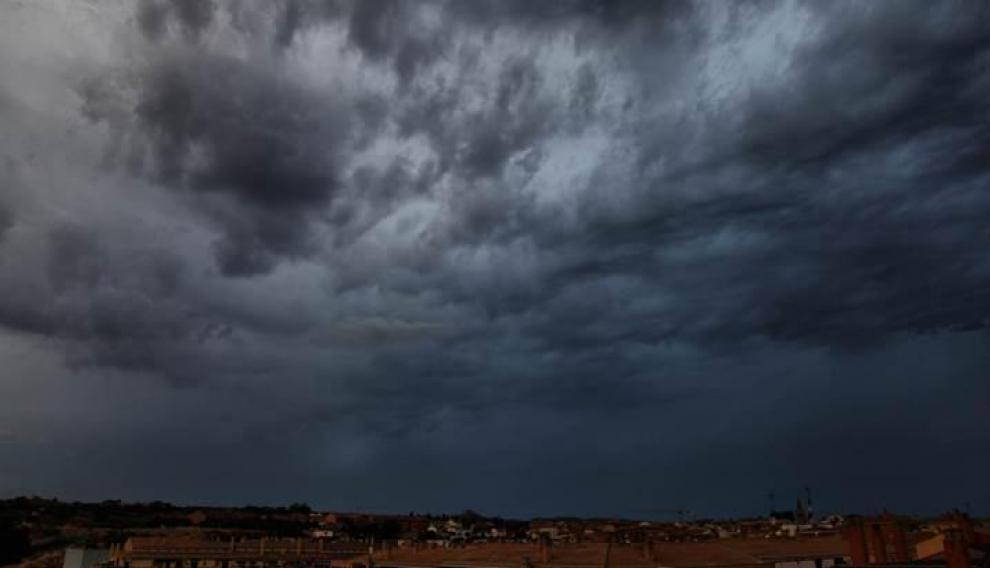 Espectacular imagen de un cielo amenazando tormenta este lunes por la tarde en Barbastro.