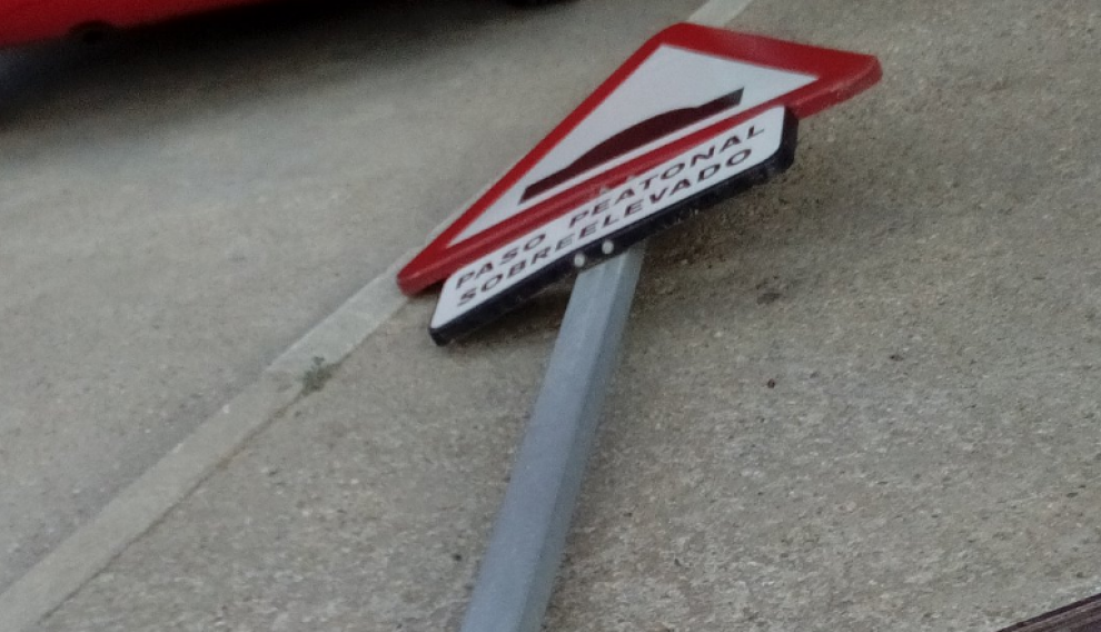 Los vecinos se quejan de que las señales se caen y pasan días sin que nadie las arregle.