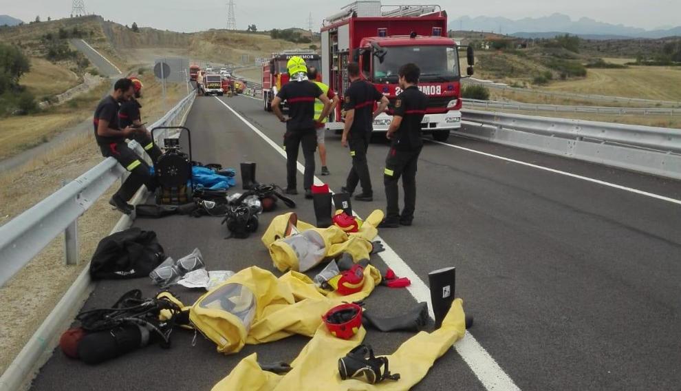 Compleja operación de los bomberos tras el vuelco de un camión cargado de cloro cerca de Lanave.