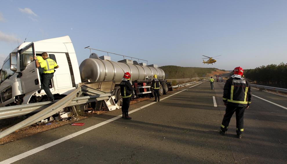 Accidente de un camión cargado de ácido sulfúrico ocurrido en la autovía A-23 a su paso por el municipio turolense de Albentosa en el año 2012.