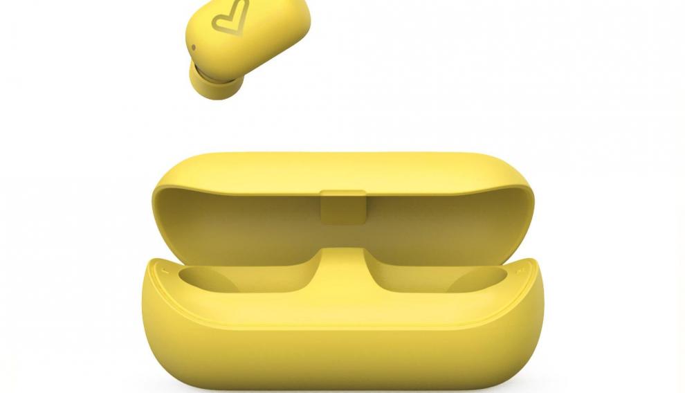 La funda permite cargar los auriculares hasta tres veces y se recarga a través de un puerto micro USB