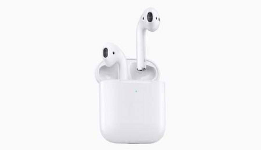 Los Airpods de Apple tienen un diseño muy reconocible y elegante que ha sido muy copiado por algunos competidores