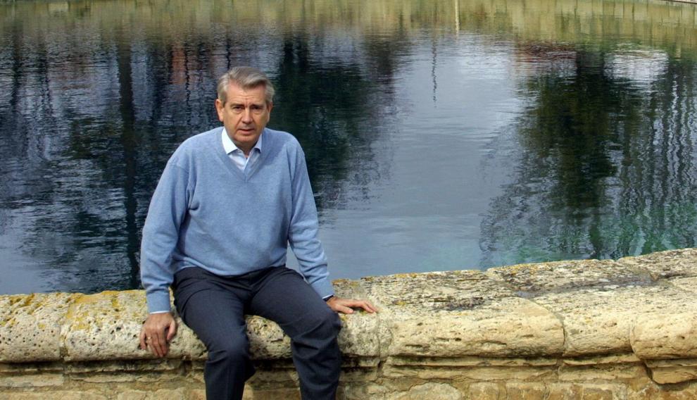 Santiago Lanzuela, candidato al Congreso de los Diputados por el PP en Teruel en 2004, durante una entrevista concedida a HERALDO, en la fuente de Cella