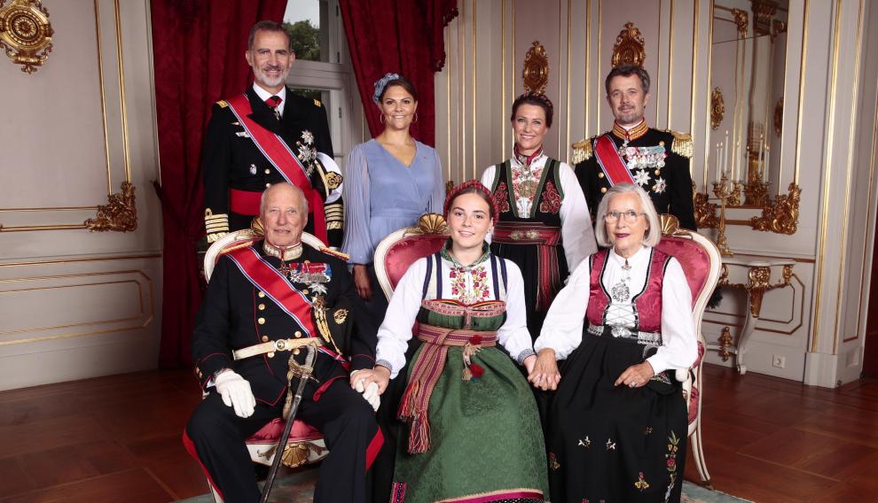 La familia real noruega, junto al rey Felipe
