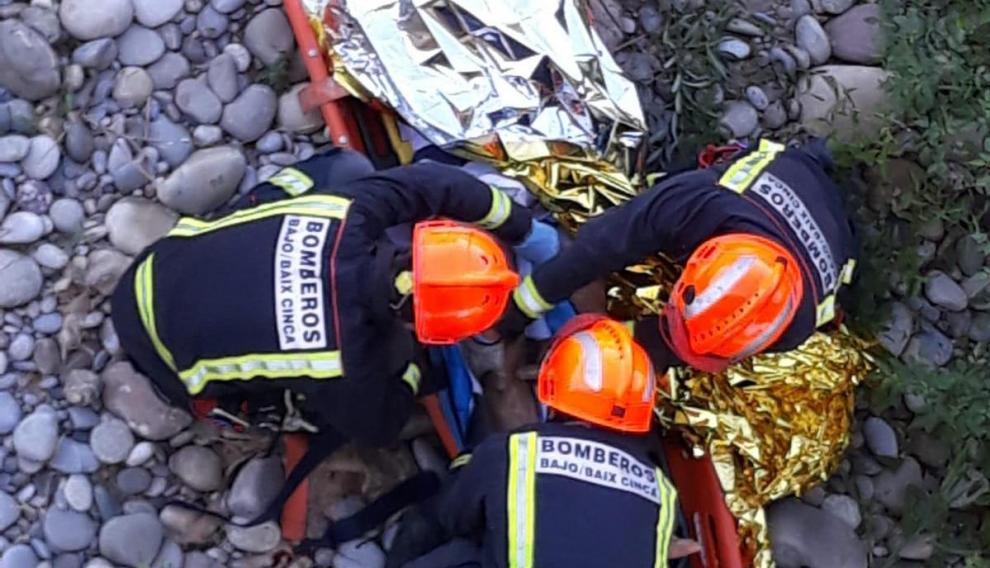 Los bomberos lo han introducido en una camilla para evacuarlo.