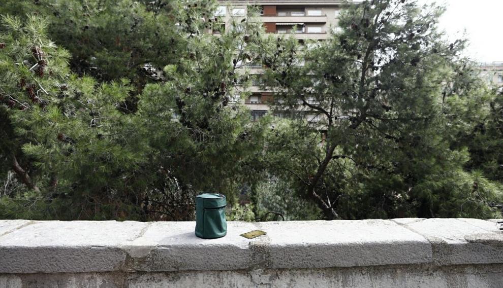 Aparece una urna funeraria abandonada en el centro de Zaragoza.