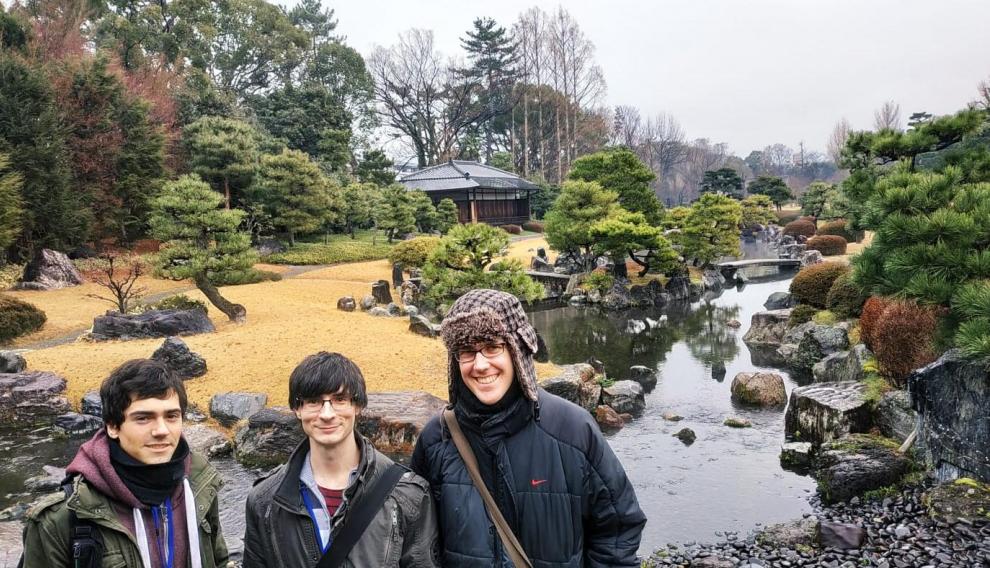 El zaragozano David Gordo (en el centro), de 29 años, en su viaje a Japón.