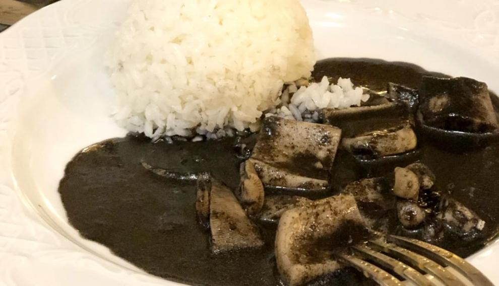 Arroz blanco con calamares en su tinta.