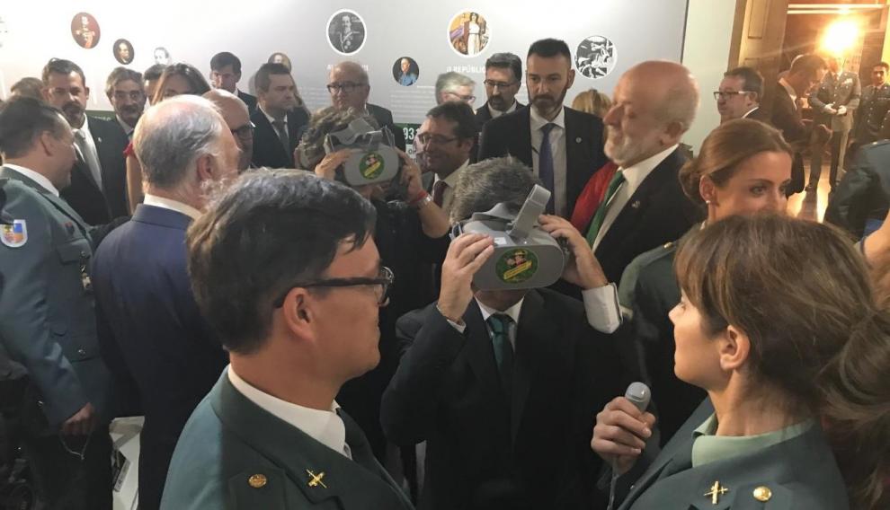 Unas gafas de realidad virtual permite sentir de cerca un rescate de montaña en la exposición.