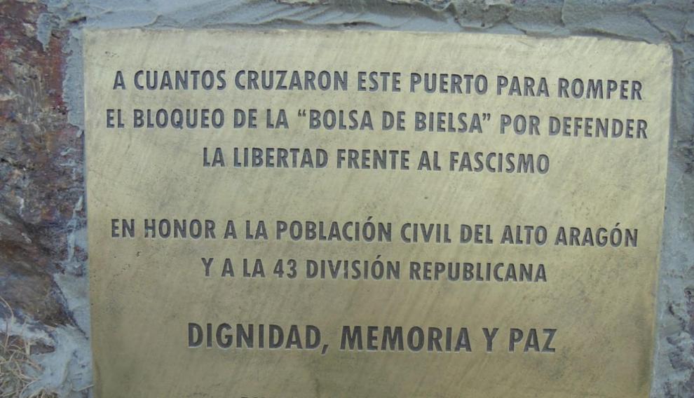 La placa metálica colocada la segunda vez y que ha desaparecido.