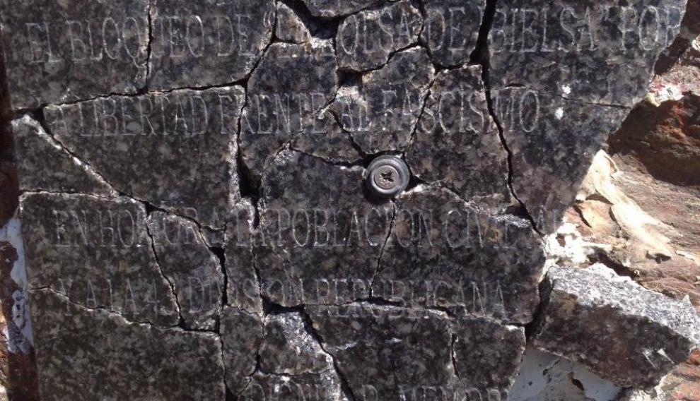 La placa de mármol colocada en 2008 acabó rota a pedazos.