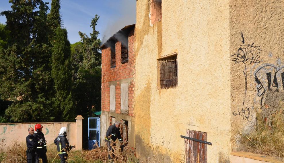 Tareas de extinción del incendio en Barbastro.