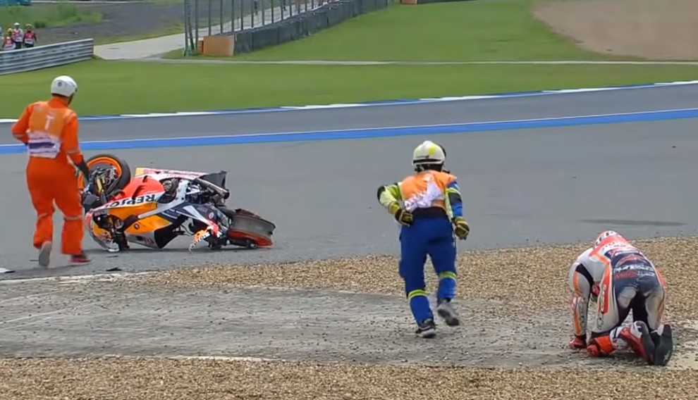 Momento de la caída de Marc Márquez