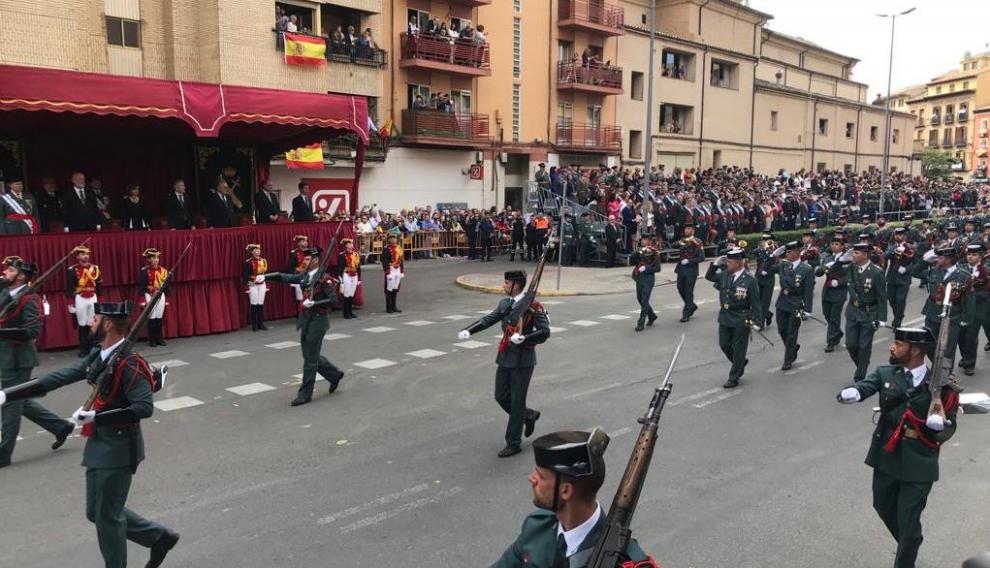 Un grupo de gastadores del GRS de Zaragoza, desfilando delante de la tribuna central de invitados, presidida por el ministro del Interior en funciones, Fernando Grande-Marlaska..