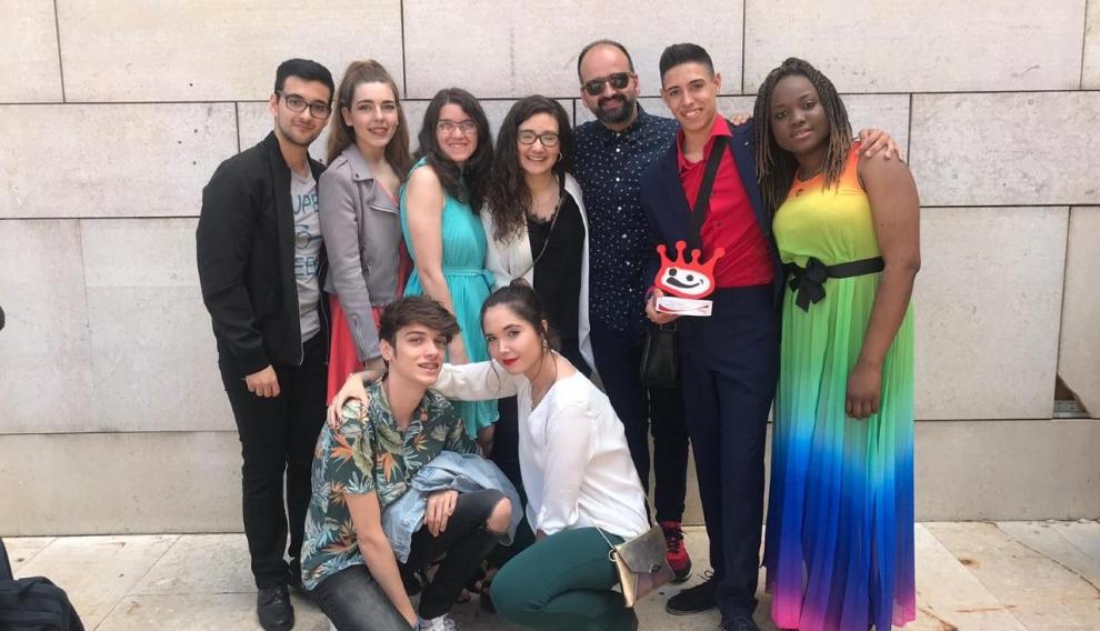 Algunos de los miembros del grupo de teatro Locura Permanente, junto a su director.