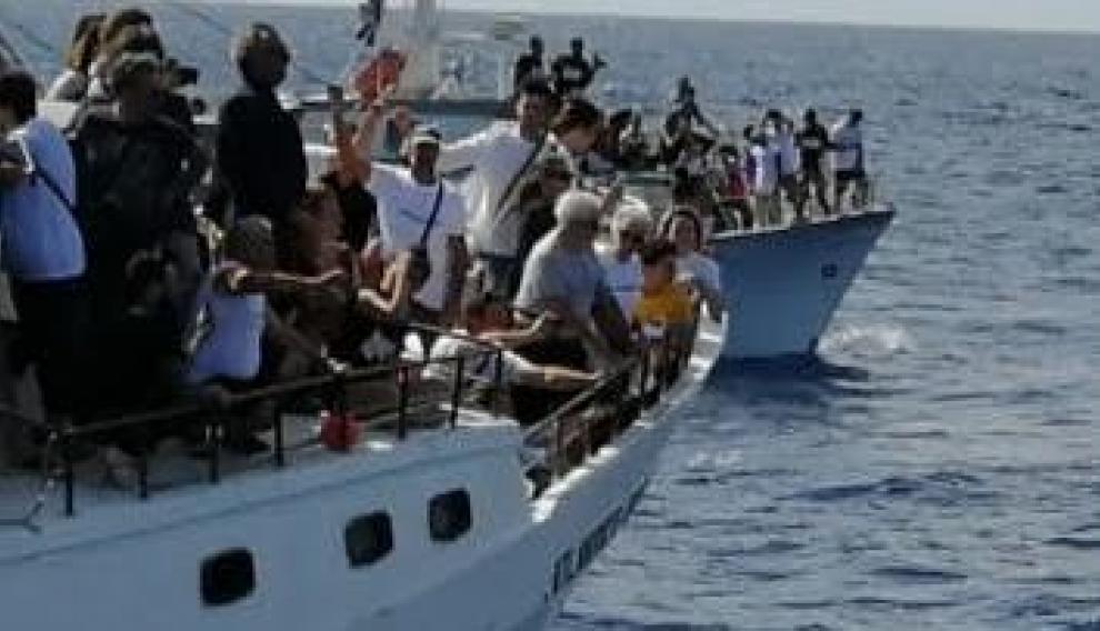 Se lanzaron flores en el lugar de la tragedia