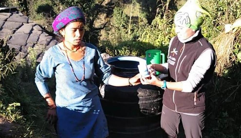 Entrega de uno de los dispositivos de cloración a una mujer nepalí.