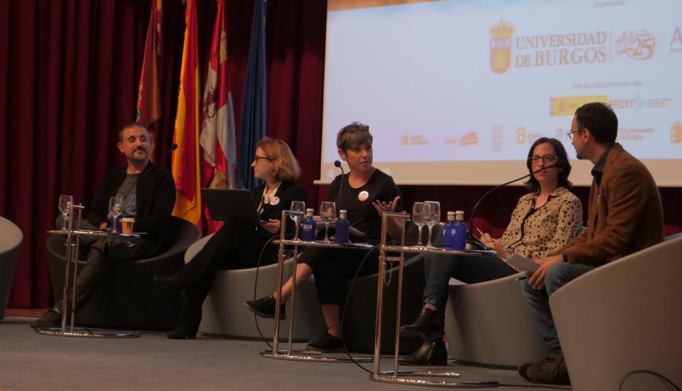 Antonio Martínez Ron, Carolina Moreno, Laura Chaparro y Michele Catanzaro, moderados por Pampa García (en el centro), en el Congreso de Comunicación de la Ciencia celebrado en Burgos