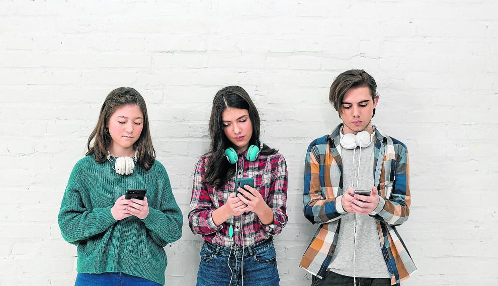 Chicos y chicas, que en sus relaciones sociales se muestran independientes, suelen cambiar sus pautas de comportamiento en sus relaciones afectivas