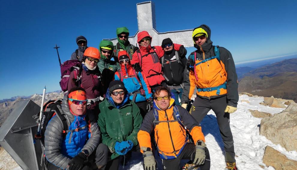 Grupo de montañeros que colaboró en las tareas de limpieza.