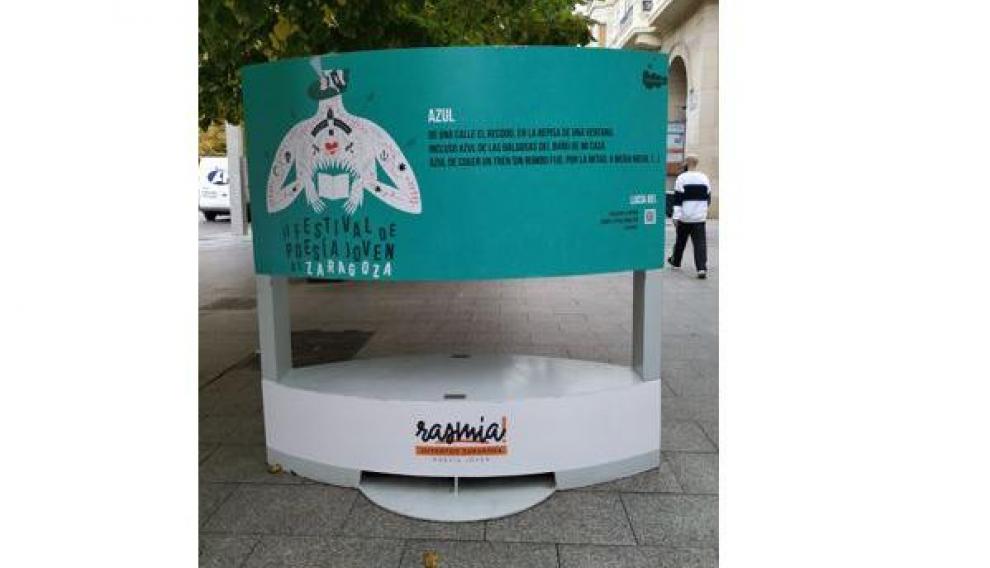 Uno de los carteles de 'Rasmia!' colocados en el paseo de la Independencia.