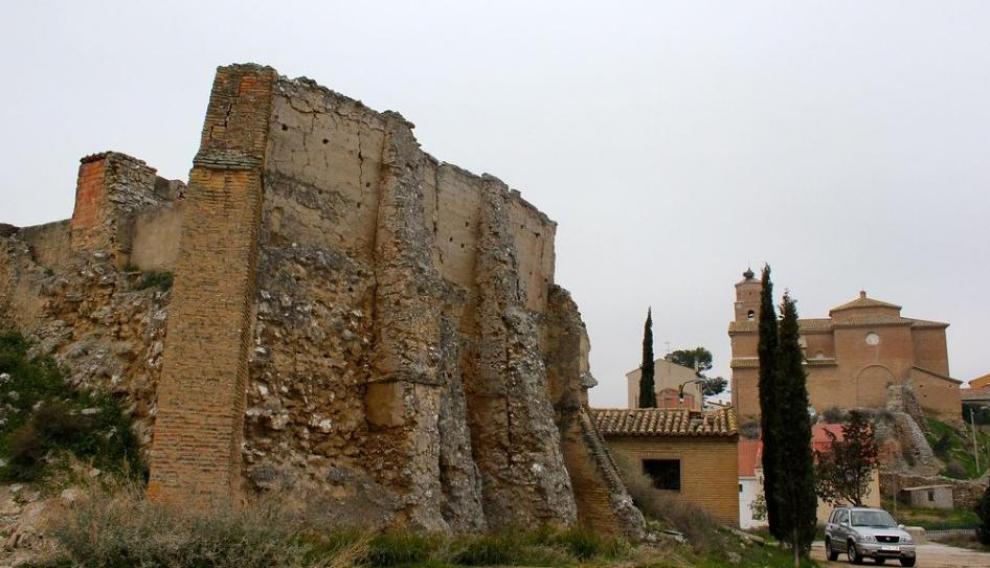 Parte de la muralla del castillo que sirve de cerramiento al cementerio.