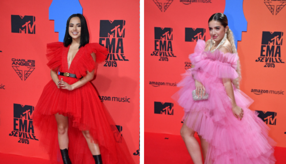 Becky G, izquierda, de Giambattista Valli para H&M, y Lola Índigo, de Víctor Von Schwarz.