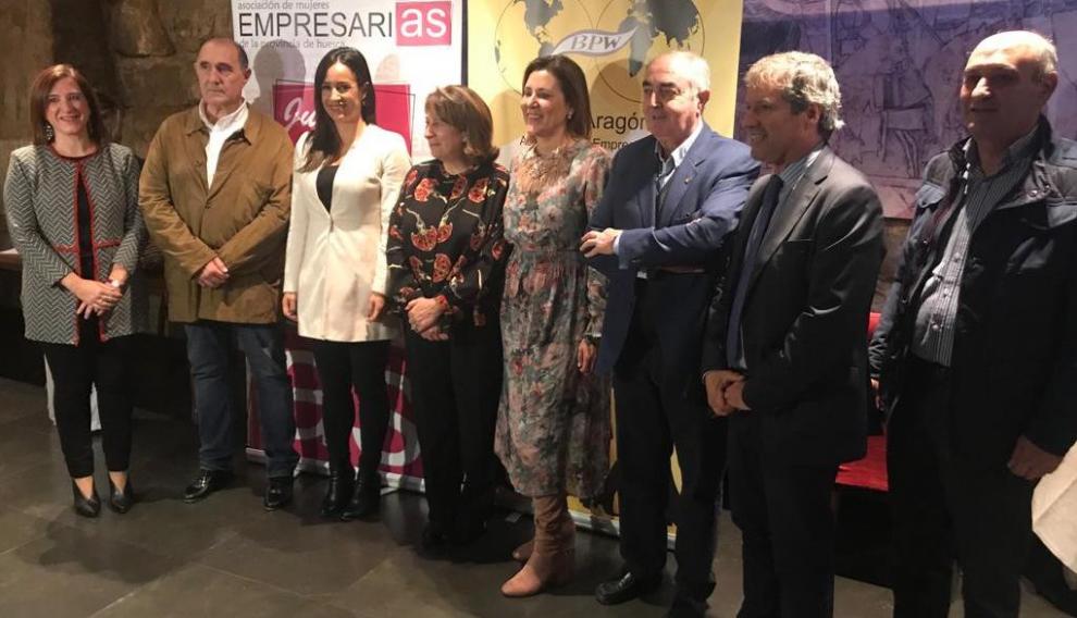 Begoña Villacís (tercera por la izquierda) junto a los responsables de Cs en Aragón y parte de la plana mayor de los empresarios de la provincia de Huesca.