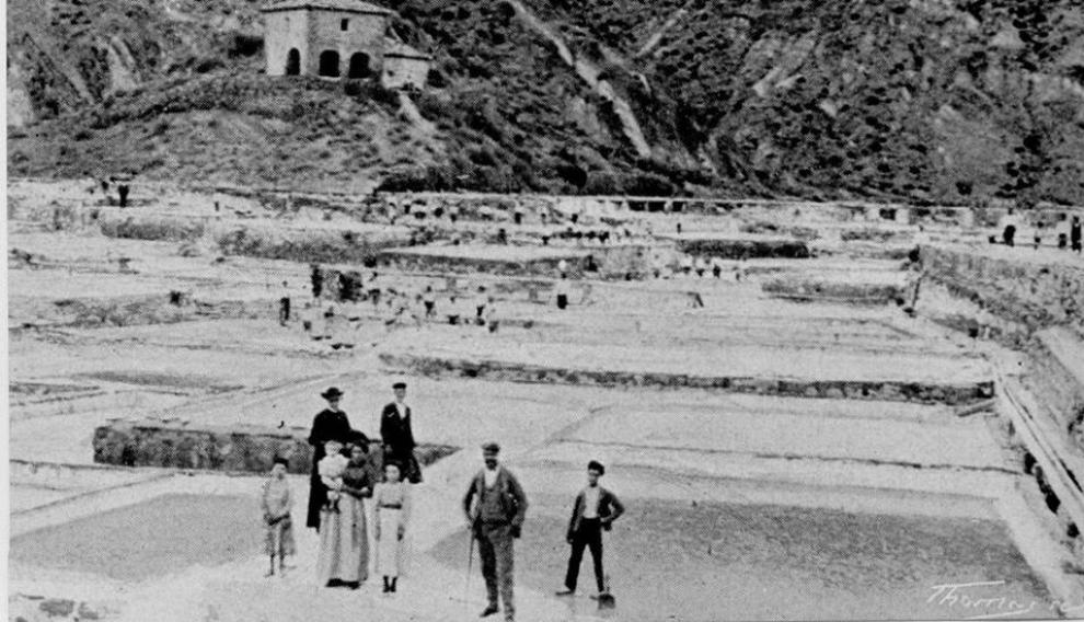 Una imagen antigua del salinar de Peralta.