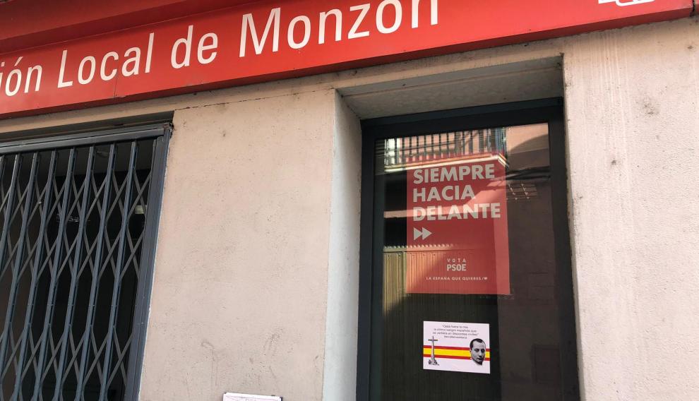 También se han colocado pegatinas ultra en la sede del PSOE en Monzón.
