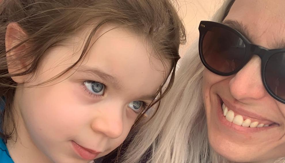 Raquel Sastre y su hija Emma.