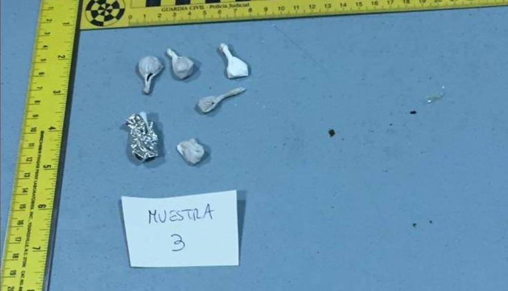 Los agentes incautaron también una papelina de aluminio con restos de heroína y 2,5 gramos de cocaína en bolsitas de plástico.