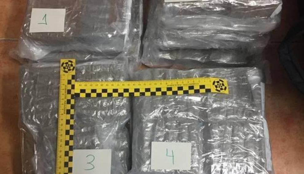 Los paquetes de hachís incautados por la Guardia Civil.