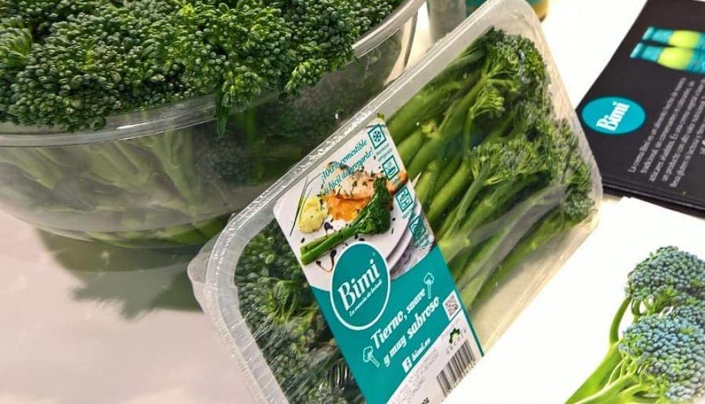 El bimi tiene un tallo largo similar a un espárrago triguero y un ramillete como el del brócoli.