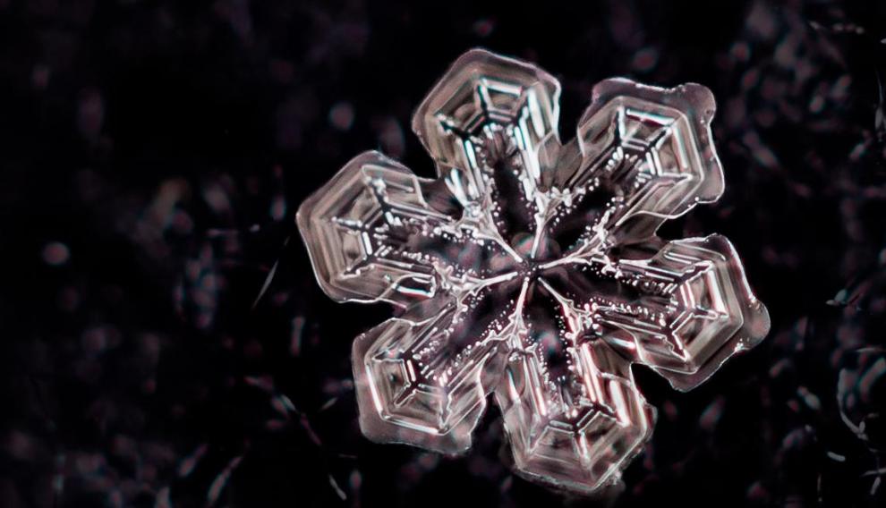 Cristal de nieve, fiel a su simetría hexagonal.