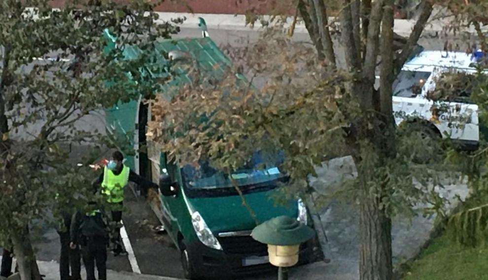 La Guardia Civil, junto a la furgoneta donde han aparecido los perros.
